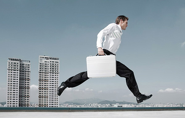 social media marketing (image: man with suitcase running )