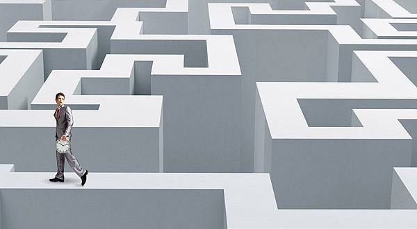 outbound marketing, seo (graphic: man walking on top of maze)